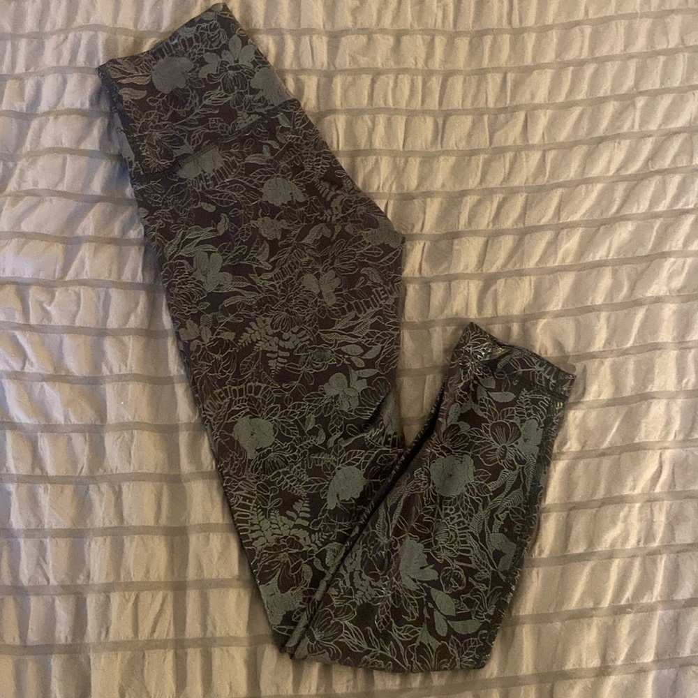 Lululemon black and green foil floral high rise leggings, sz 4